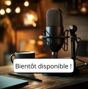 Microphone et tasse sur bureau – Podcasts ésotériques bientôt disponibles