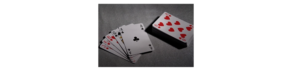 Cartomancie à 32 cartes – jeu étalé sur un bureau en bois pour illustrer les tirages classiques