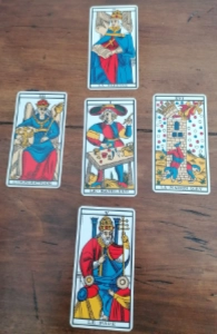 Tirage en croix de Tarot avec cinq cartes : contexte, obstacle, conseil, évolution, synthèse.