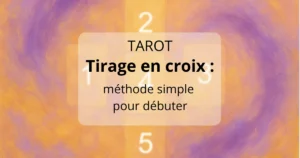 Illustration abstraite du tirage en croix en Tarot, avec cinq cartes disposées en croix sur un fond doré et violet