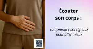 Une main posée calmement sur le ventre d’une personne habillée, symbolisant l’écoute corporelle et la reconnexion à soi.