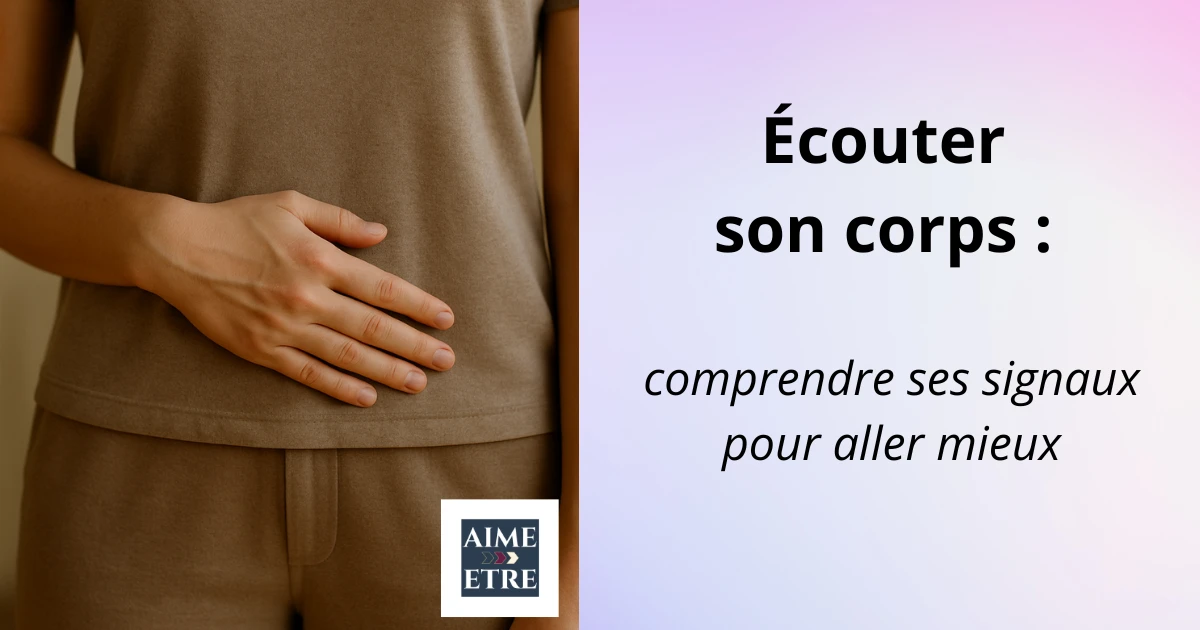 Une main posée calmement sur le ventre d’une personne habillée, symbolisant l’écoute corporelle et la reconnexion à soi.