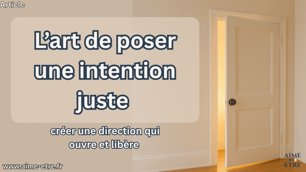 Porte blanche entrouverte laissant entrer une lumière dorée, symbole d’ouverture et de nouvelle direction.
